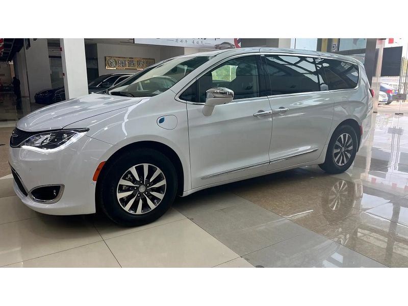 Chrysler Pacifica Zirvesi 2023